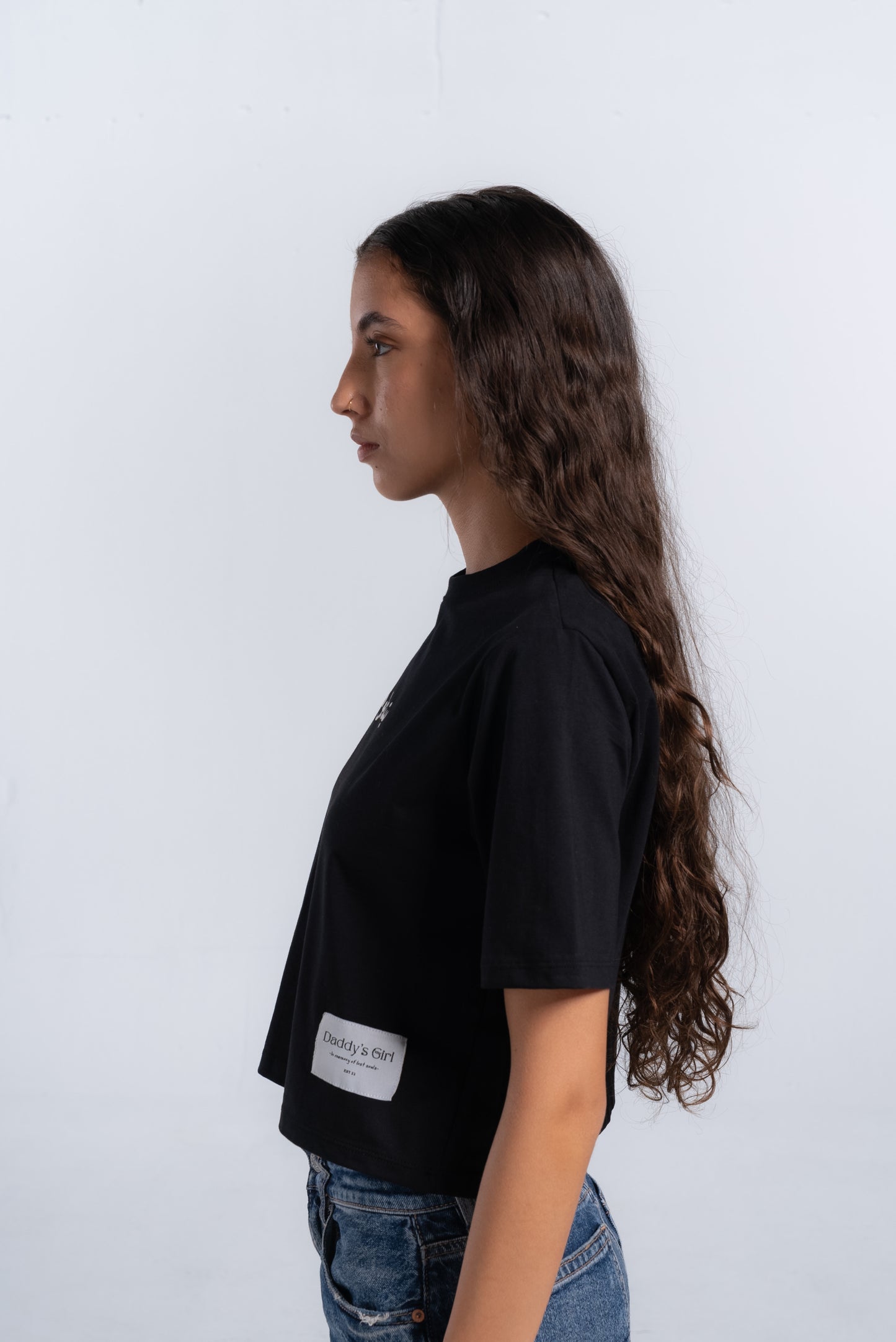 "بنت ابوها" cropped T-shirt in Black