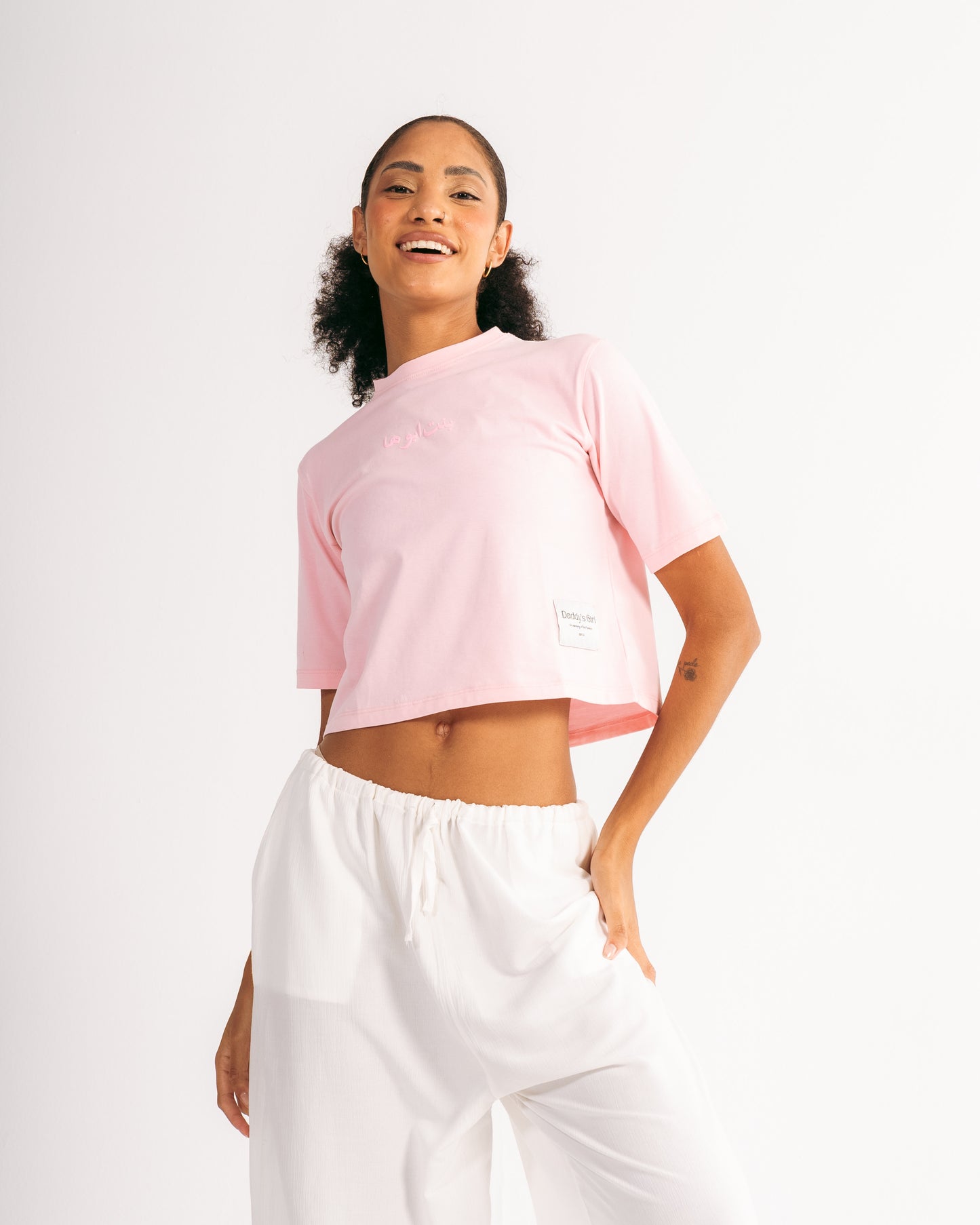 "بنت ابوها" cropped T-shirt in Pink